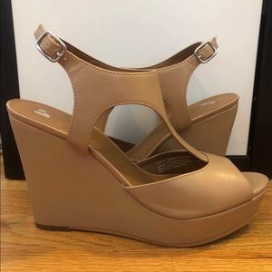 Nude wedge sandals with adjustable t-strap